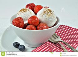 glace-a-la-vanille-avec-des-fraises-et-d